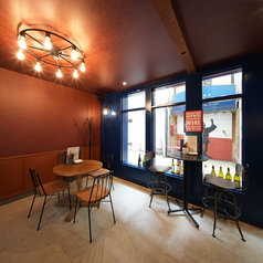 <1F2名テーブル>1階には、2名様でご利用いただけるテーブル席をご用意しております。落ち着いた雰囲気の中で、親しい友人や大切な人との会話を楽しむのに最適な空間です。心地よいインテリアと共に、美味しい料理を味わいながら、リラックスした時間をお過ごしいただけます。