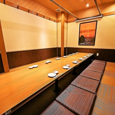 【ゆったり寛げる個室】掘りごたつの完全個室は会社でのご宴会や女子会、ママ会、オフ会など、ワイワイ集まる中規模宴会におすすめです。また、幹事様にもお得なクーポンや2時間飲み放題付きのコースを4,000円(税込)～各種ご用意しております！単品飲み放題ももちろんございます！活気ある当店へぜひ！