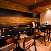 接続可能なテーブル席で団体客も対応可能