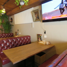 6名様までのグループ利用に便利なテーブル席です。豪華なソファーと異国情緒あふれる内装が、居心地の良さを演出します。当店はすべて禁煙席のためご家族でも安心です！