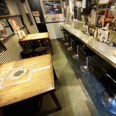 テーブル席のご用意もあります◎最大4名様でご利用いただけるテーブル席はご友人との集まりや、ご家族でのご利用にも最適！ゆったりとしたひとときをお楽しみいただけます。