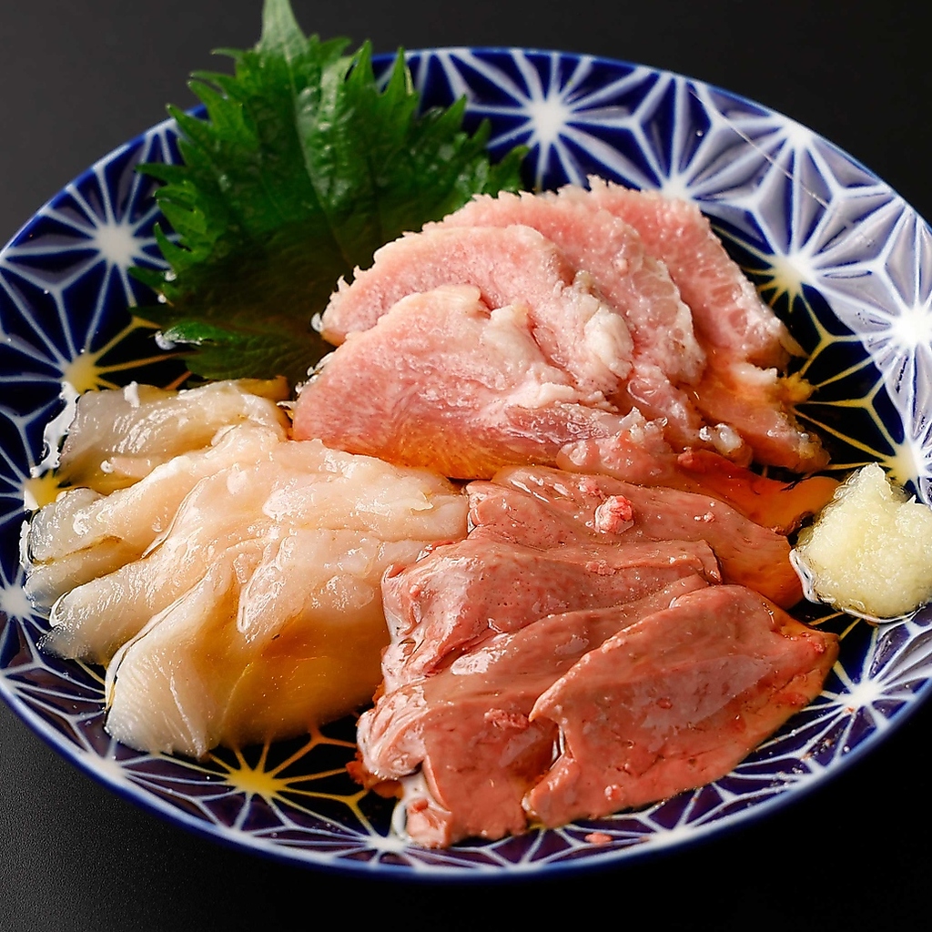 鶏レバ、豚タン、ささみ刺しを一皿で楽しめる「肉刺し盛り合わせ」