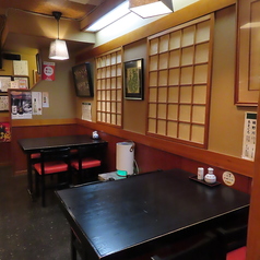 【温もりあるテーブル席】少人数のお客様にも最適なテーブル席は、ゆったりとした配置で広々としており、周りを気にせずにお寛ぎいただけます♪落ち着いた空間で、ご家族やご友人、仲間同士での会話を楽しみながら、当店自慢の料理やお酒をご堪能くださいませ。