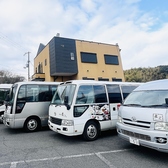 無料送迎バス、マイクロバス3台、大型ハイエース1台