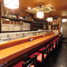 【職人技を間近で楽しむカウンター席】アットホームな雰囲気が自慢のカウンター席は、お一人様でもお気軽にご来店いただけます。デートや2人で語らうひとときにもおすすめです。目の前で職人の技をご覧になりながら、できたての寿司を味わう贅沢な時間をお過ごしください◎