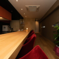 お一人様でも気軽に利用できるカウンター席で、旬の会席料理をじっくりとお楽しみいただけます。心地よい空間で、特別なひとときをお過ごしください。