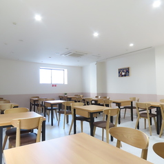 3F：合計30席の大フロア！2名席・4名席テーブルをご用意◎お一人様も大歓迎です。ご友人やご家族様ともランチやお仕事終わりの飲み会の場にも是非◎