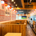 天井が高く、広々とした店内は開放的抜群！2名様から最大40名様程度までご着席可能なテーブル席をご用意しております。会社の同僚との飲み会や女子会、ご家族でのお食事など、様々なシーンでご利用ください。