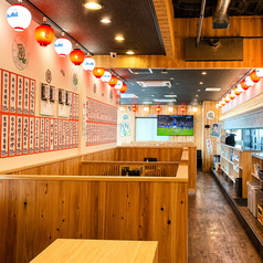 天井が高く、広々とした店内は開放的抜群!2名様から最大40名様程度までご着席可能なテーブル席をご用意しております。会社の同僚との飲み会や女子会、ご家族でのお食事など、様々なシーンでご利用ください。