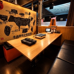 テーブル６名様広々とした６名様掛けのテーブル席！会社帰りのサク飲みなどの普段使いはもちろん女子会やママ会、合コンや2次会などの少人数飲み会にもおすすめです◎