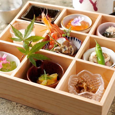 酒肴盛り合せ。MARUのおすすめです。季節ごとに変化するの前菜九種を一皿でどうぞ！