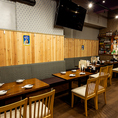 4名様テーブル席を8卓、32席ご用意しています。友人との食事や会社帰りの飲み会など、気軽に集まるシーンにおすすめ。牛ハラミや鶏もも、つくねなどの炭火肉料理を囲みながら、お酒と会話をお楽しみください。食べ飲み放題コースもご用意しているので、予算に合わせた飲み会や学生同士の集まりにもご利用いただけます。