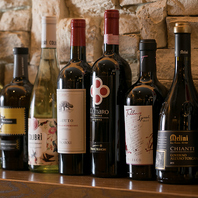 イタリア産のワインを中心に赤、白、ロゼを各種取り揃え