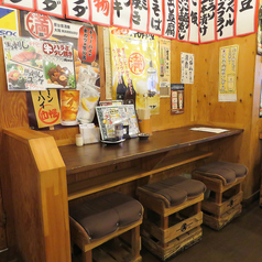 カウンター席は3名カウンターが３つ、2名カウンターが１つございます。カップル、少人数でのご利用にピッタリです。