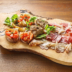 ワインが進む◎こだわりの自家製ハムと彩り豊かな前菜の写真