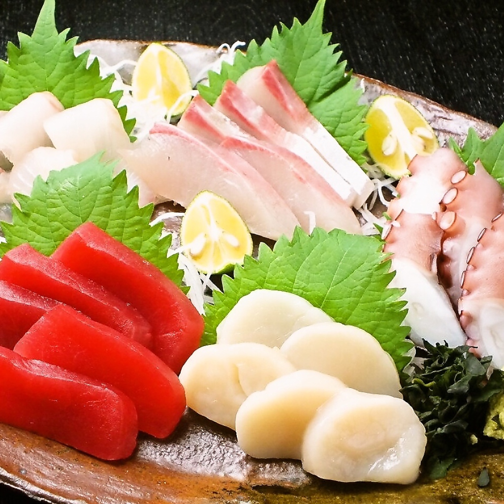 その日その日の新鮮なお魚を多数入荷！5種盛りが1600円！