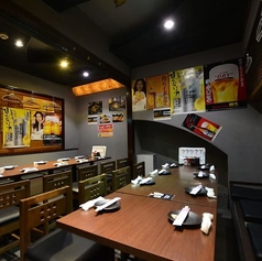 気軽に使えるテーブル席タイプの18名様用個室は、歓送迎会・打ち上げ・誕生日・会社宴会など様々なシーンで大活躍!仕切られた空間で周囲を気にせず、ゆったり会話とお料理が楽しめます。居心地の良さと程よいカジュアル感が魅力で、初めての幹事さんにも安心。大人数のご利用は早めのご予約が◎