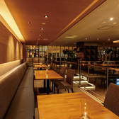 ゆったりとおくつろぎ頂けるソファー席もございます。木の質感が映える温かい空間で、大切な方との会話をお楽しみください。