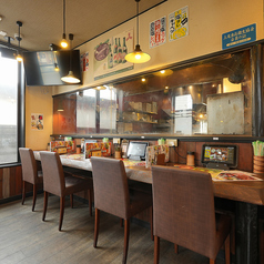 木の温もりを感じる4席のカウンターは、焼き場の臨場感を楽しめる特等席。スタッフとの距離も近く、ひとり飲みでも居心地よく過ごせます。手際よく焼き上がる串を眺めながら、落ち着いた昭和レトロの雰囲気を味わえる人気の席です。