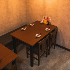 【お洒落なテーブル席と店内雰囲気♪】こだわりは心から全てのお客様にくつろぎ楽しんでいただくこと♪ 私どもがその空間づくりを全力でお手伝いさせていただきます！記念日や接待に誕生日など,様々なシュチュエーションにも対応させていただきます◎新潟で居酒屋をお探しの方は是非当店へご来店ください！