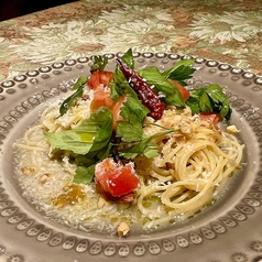 ナッツとチーズとハーブ　シチリア　パスタ　アッラ　カレティエッラ