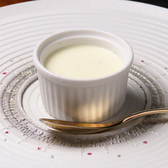 <多彩なお料理メニュー・デザート>当店の鉄板焼きでは、料理長が目の前で調理することで、特別な空間を演出しています。厳選されたお肉や、全国各地から取り寄せた新鮮な海鮮など、季節ごとに選び抜いた食材を使用し、肩ひじ張らずにごゆっくりとお楽しみいただけます。本日のデザートや多彩なドリンクメニューも充実★