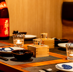 【完全個室】小人数様～団体様までご利用いただける個室をご用意いたしております。完全個室となっておりますので、プライベートを保ちながらごゆっくりとお食事をお楽しみいただけます。落ち着いた雰囲気のお部屋となっておりますので会社の接待などにも最適です。