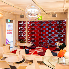 4名掛けのテーブル席は1つございます。会社の同僚などとご飲食頂いただくのにぴったりな席となっております！