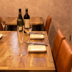 6人掛けのテーブル席をご用意◎少人数の集まりにぴったりです。ご家族や友人とのミニパーティーを楽しむのに最適な空間で、旬の食材を使った料理が味わえます。落ち着いた空間で、リラックスしながら楽しい会話が生まれること間違いなし。特別な思い出を作ることができるでしょう。ぜひ、素敵な時間をお楽しみください！