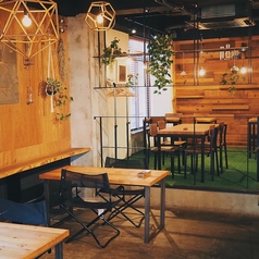 【テーブル 4名様×2席】開放的なオシャレ空間のテーブル席でゆっくりとお食事をお楽しみいただけます。