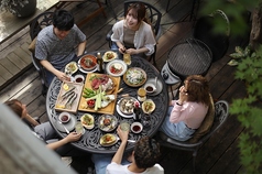 サロスお勧めのテラス席。開放的な昼飲みやBBQを存分に味わいたい方に最適なお席です。