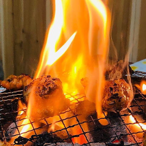 こだわりの厚切牛タンや新鮮ホルモンを炭火で味わう☆焼肉コースは11品3200円(税抜)～