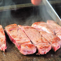 アツアツの鉄板で焼くお肉♪