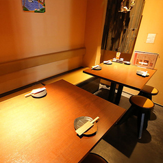 半個室テーブル席は、プライベート感があり、女子会やママ友との集まりに最適です。落ち着いた雰囲気の中で、心ゆくまでおしゃべりを楽しみながら、料理やお酒をお召し上がりいただけます。周囲を気にせず、リラックスした時間をお過ごしいただけます。