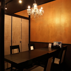 プライベート感を重視したお席。シャンデリアが輝く落ち着いた空間で、接待や記念日、特別な会食に最適です。