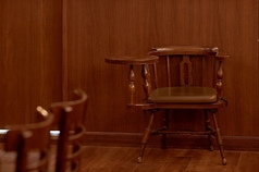 1名様用の椅子ですが、ドリンクを置くスペースがございます♪