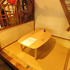 広々としたテーブル席。親しいご友人との会食やご家族でのゆったりとしたお食事に最適です。周りを気にせず会話を楽しめる空間で、当店の料理を心ゆくまでお楽しみください。