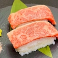 料理メニュー写真&nbsp;特選霜降り和牛炙り肉寿司（一貫）