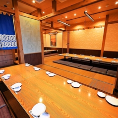 会社の飲み会も広々お座敷個室で決まり☆様々なシーンに対応可能です。店舗貸し切りなら最大90名様まで対応可能。お子様連れも歓迎♪ご家族でのお食事に最適です◎周りを気にすることなくゆったりとしたひとときをお過ごしいただけます♪※写真は系列店です。