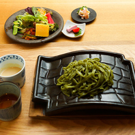 <アカモク>を練りこみ石垣瓦で焼く名物「石垣藻うどん」