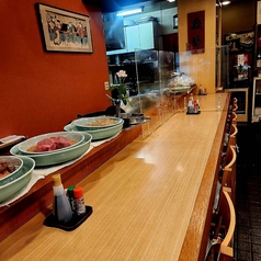 木の温かみが嬉しいカウンターは全8席。当店がおすすめする食材が並び、調理風景がご覧いただける特等席となっております。おひとり様のサク飲みやご夫婦・カップル様のデート利用、ご友人同士で飲み会など、幅広いシーンにご利用いただけます。