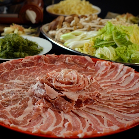 うちなー料理勢揃い!!鮮度自慢の魚介や沖縄のご当地料理を三線の音色と愉しむ居酒屋♪