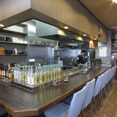 【カウンター席】お一人様でもお気軽にご利用いただけるカウンター席を12席ご用意◎お気軽なお食事やサク飲みに是非ご利用ください。広々としたお席でお寛ぎいただけます。