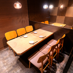 2名様~4名様まで♪扉付完全個室のオシャレ個室♪扉付きの完全個室席で隣も気にせず騒いだり、大事な日に雰囲気を大切にご宴会をお楽しみ頂けます!大宮店ではどんなシーンでもお使い頂けます!大宮で個室居酒屋をお探しなら大宮店へ。女子会や記念日に。各種クーポンも。