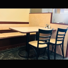 オープンキッチンのあるカジュアルな1階フロアはランチやアラカルトメニューを楽しめるテーブル席がございます。