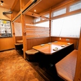 【大小さまざまなお席をご用意】店内は温かみのある明かりで雰囲気抜群♪気の合うお友達との飲み会や女子会などに是非ご利用ください。お席は人数に合わせてご用意できます。ご相談ください！新鮮な海の幸を味わいながら、ゆったりとおくつろぎください