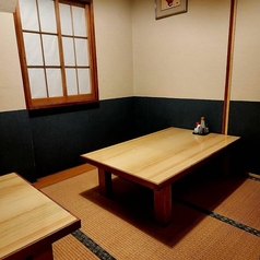 心安らぐ畳の香りが馥郁としたお座敷には、4名掛けのお席が2卓。接待や大切な方と迎える記念日、両家のお顔合わせ等、フォーマルなシチュエーションに最適です。当店自慢のお料理を囲み、思い出に残る素敵なひとときをお過ごしください。