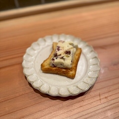 炭焼きパンに乗せたレーズンクリームチーズ