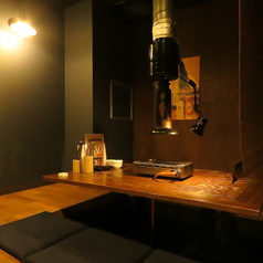 女性同士の集まりには、清潔感がありリラックスできるお座敷が人気！脂の融点が低く胃もたれしにくいお肉や、自家製シロップのハイボールなど、女性に嬉しいメニューも豊富に取り揃えております。すだれで仕切られたプライベート感のある空間で、周りを気にせず最新のトークに花を咲かせてください◎