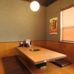 通常4名様でゆったりとご利用いただけるお座敷席は、小さなお客様連れやご年配の方にも優しい、開放感あふれる空間です。大きな天板にコンロを1台完備し、皆様で若狭牛を囲む一体感を楽しめます。最大6名様まで座れる広さがあるため、急な人数の変更や、少し広めに使いたいご親族の集まりにも最適です。